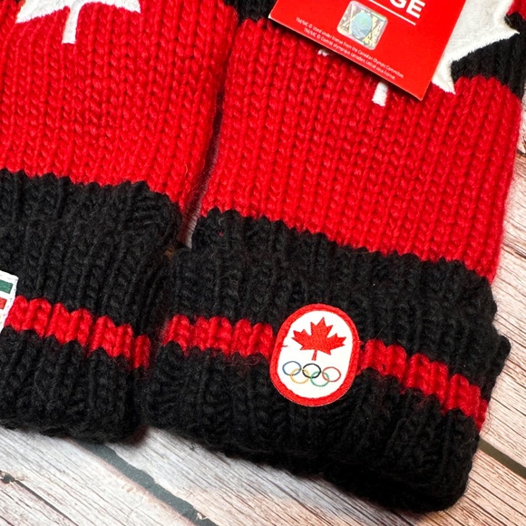 🇨🇦 NWT Hudson’s Bay x Team Canada Red Mittens (S/M) – Olympic Edition - Picture 4 of 8